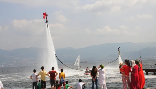 ak-partinin-ucan-adam-gosterisi-buyuk-ilgi-cekti-1624722595993.jpg AK Parti'nin "Uçan Adam" gösterisi büyük ilgi çekti-2