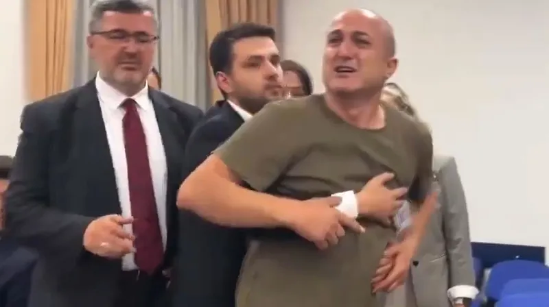 Başıboş köpeklerin saldırısında ağır yaralanan Tunahan Yılmaz'ın babası Halil Yılmaz.