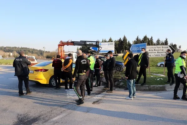 duble-yolda-ticari-taksi-ile-otomobil-carpisti-1i-agir-1i-cocuk-toplam-4-yarali-1616951072411.jpg Duble yolda ticari taksi ile otomobil çarpıştı: 1’i ağır, 1’i çocuk toplam 4 yaralı-5