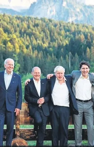 G7 Zirvesi’nde liderlerin şamata-gırgırı pozu gündem oldu