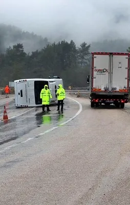 Antalya’da turist midibüsü devrildi: 13 yaralı
