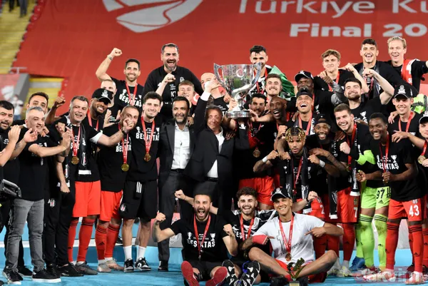 Ziraat Türkiye Kupası'nı kazanan Beşiktaş kupayı kaldırdı! İşte kutlamalardan kareler... - 32