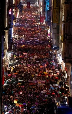 Kadınlar Günü'nde İstiklal Caddesi'nde iğrenç pankartlar