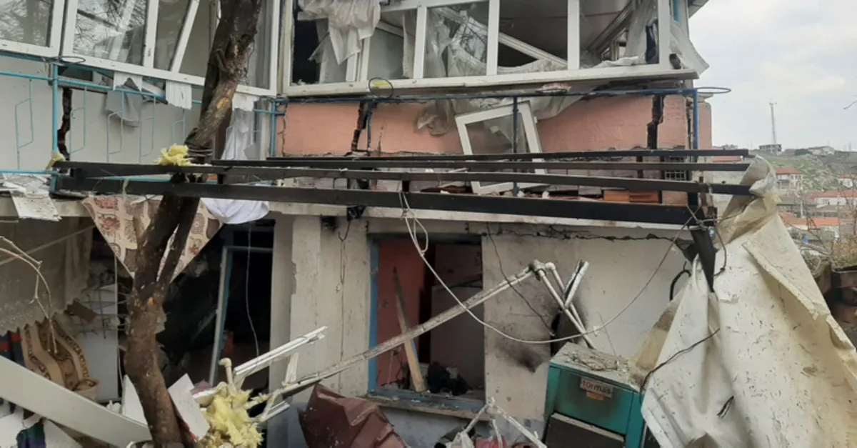 Bomba gibi! Mutfak tüpü evi yıktı