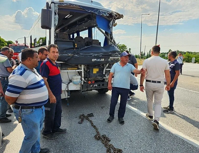 Afyonkarahisar’da korkunç kaza! Yolcu midibüsü ile TIR çarpıştı: 7 yaralı