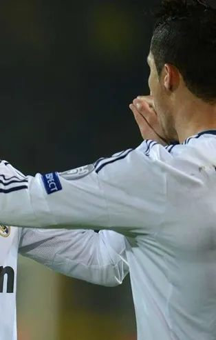 Mesut Özil, Cristiano Ronaldo'yu çalımladı! Saatiyle dörde katladı...