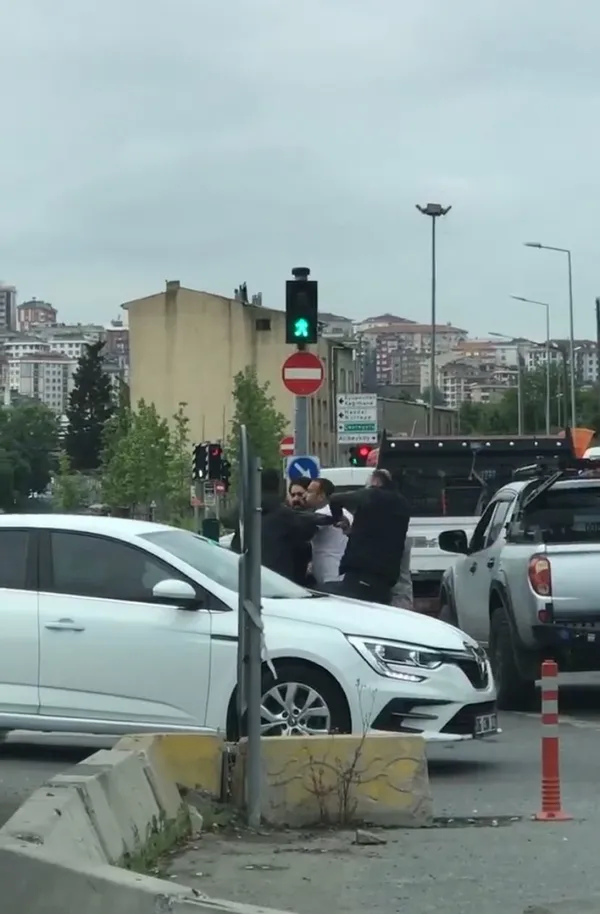 eyupsultanda-trafikte-bicakli-kavga-kamerada-1685956263605.jpg