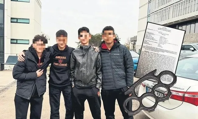 istanbul-erkek-lisesinde-kiz-kavgasi-aileler-ayakta-1765010499968.jpeg İstanbul Erkek Lisesi’nde "kız" kavgası! Aileler ayakta-2