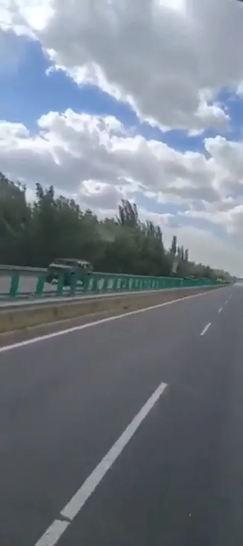 sosyal-medyada-cinde-askeri-darbe-yalani-twitterda-basladi-onu-alinamadi-1664012704383.jpg Sosyal medyada Çin'de 'askeri darbe' yalanı: Twitter'da başladı önü alınamadı-3