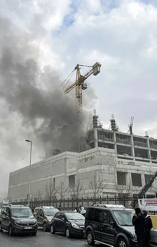 İstanbul Bağcılar Eğitim ve Araştırma Hastanesi'nin ek binasında yangın paniği