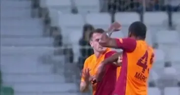 SON DAKİKA: Galatasaraylı futbolcular saha ortasında birbirine girdi! Kerem Aktürkoğluna kafa atan Marcao kırmızı kart gördü