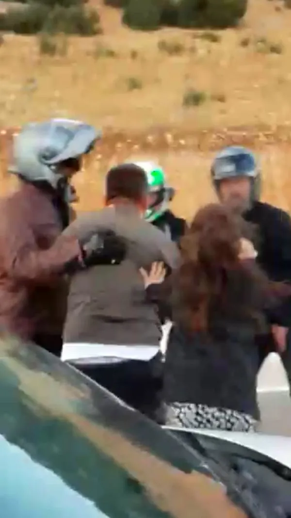 SON DAKİKA: Motosikletli grup dehşet saçtı: Otomobil sürücüsünü çocuklarının gözü önünde dövdüler-2