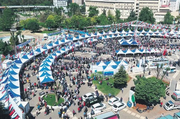 Gaziantep'te kan bağışına karşılık spor ayakkabı hediye edileceğini duyan vatandaşlar etkinlik meydanına akın etti