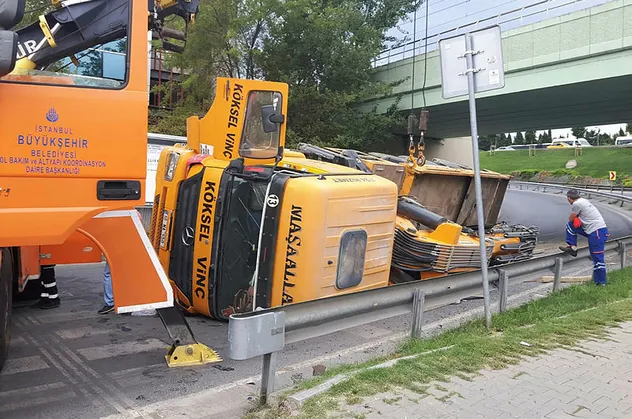 Facia ucuz atlatıldı! Seyir halindeki vinç...