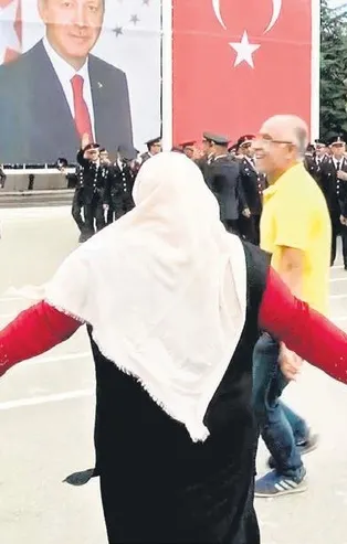 Bin asker arasında ‘Ali’sini böyle aradı!