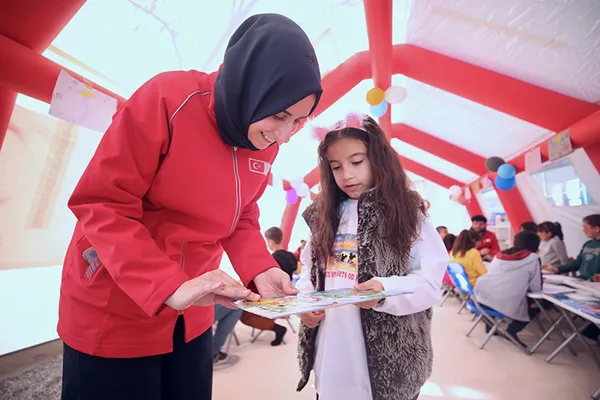 halk-tvde-skandal-yayin-depremzede-cocuga-travma-yasattilar-1677333086293.jpg Halk Tv'de skandal yayın: Depremzede çocuğa travma yaşattılar-8