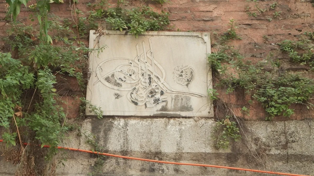 1788938073308.jpeg Galata Bedesteni'nin duvarlarına grafiti çizildi; 9 kubbeli yapı bakımsızlık ve vandalizmle yıpranıyor-9