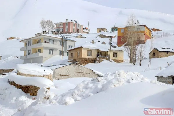 Kar kalınlığı 2 metreyi aştı! Van'ın köylerinde 'beyaz esaret' yaşanıyor - 20