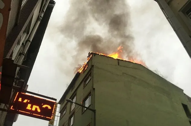 Son dakika: İstanbul Beyoğlu'nda iş hanının çatısı alev alev yandı