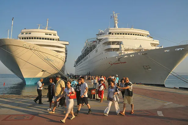 Kuşadası’na 3 gemiyle 3 bin 500 turist geldi-2