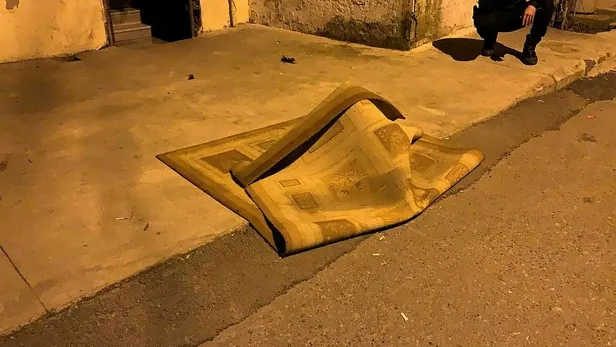 SON DAKİKA: Pencereden polislere fırlattığı halı içerisinde uyuşturucu çıktı! Polis tarafından yakalandılar-2