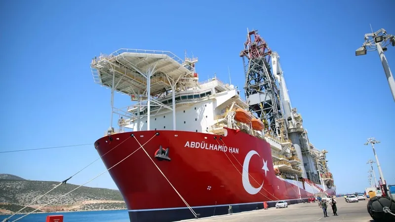 abdulhamid-han-sondaj-gemisi-mersin-tasucu-limani-aciklarina-demirledi-yeni-sefer-oncesi-son-hazirliklar-1710522208398.jpeg