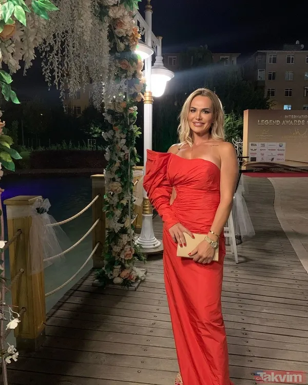 Survivor Nagihan Karadere yırtmaçta sınır tanımadı! Bacak bacak üstüne atarak verdiği poz yorum yağdı! Demet Akalın kayıtsız kalmadı - 9