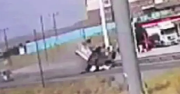 Ağrı'da hayvan yüklü kamyonet takla attı: Korku dolu anlar kamerada