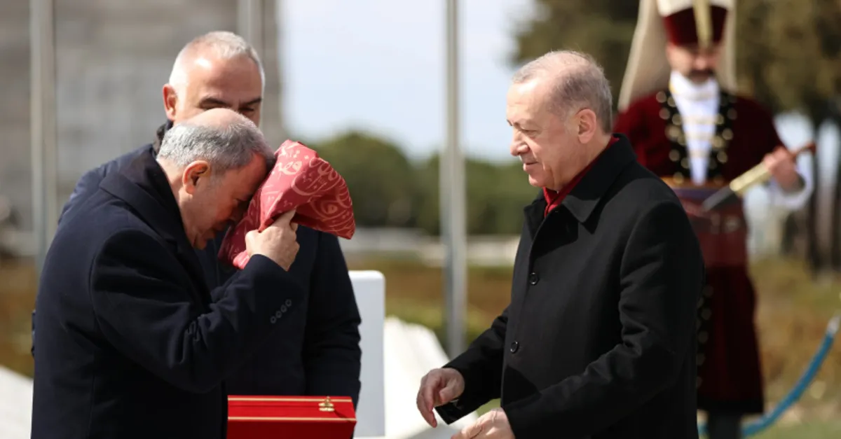 Başkan Erdoğan, 129 yıllık Osmanlı sancağını Bakan Akar’a teslim etti! Tarihi günden tarihi kareler