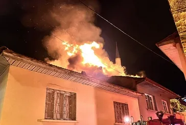 Manisa’da acı olay: Ahşap evinin yandığını görünce fenalaştı! Kaldırıldığı hastanede hayatını kaybetti