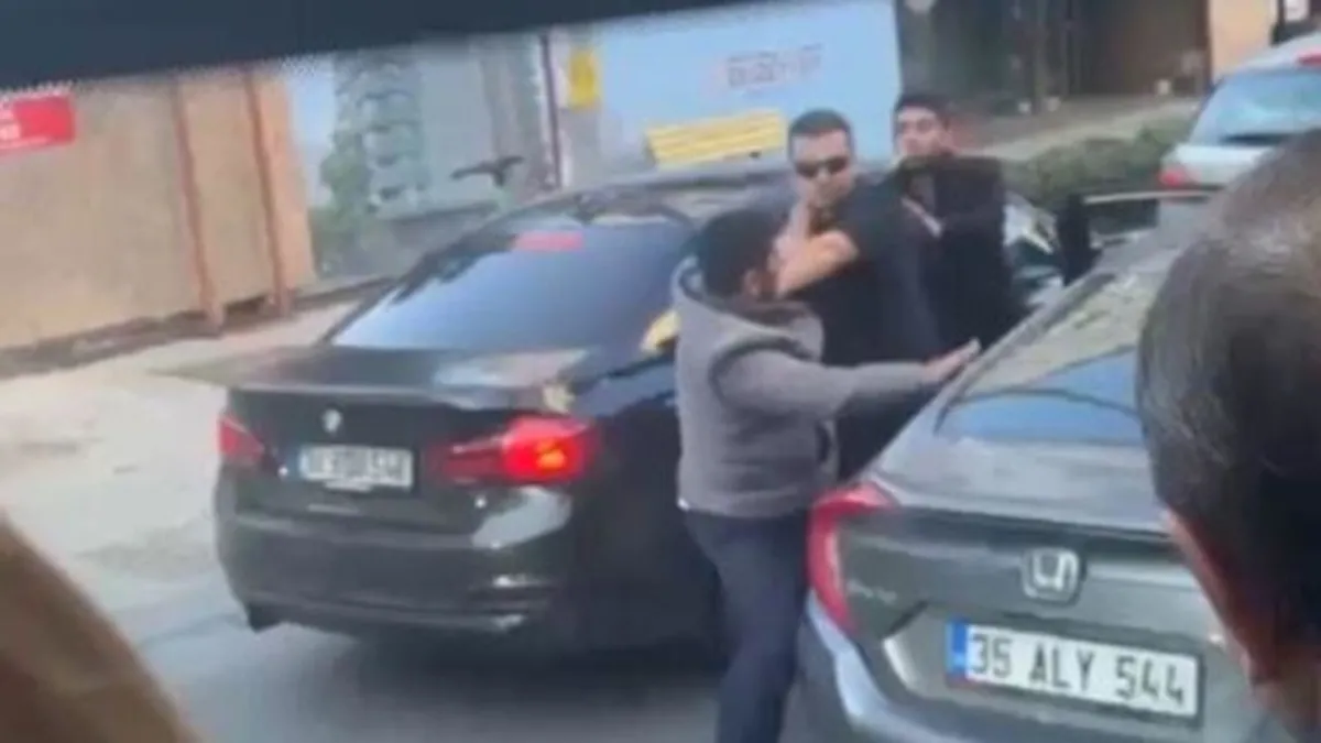 Kadıköy'de tekmeli tokatlı yol verme kavgası! Dehşet anları anbean kaydedildi
