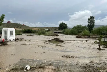 Meteoroloji'nin tüm uyarılarına rağmen Ankara'da durum yine aynı! Yollar göle döndü! Yeni uyarı geldi