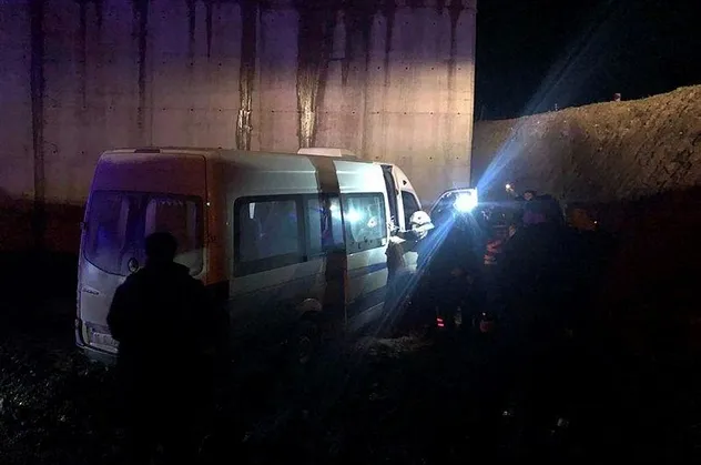 Bursa'nın Gemlik ilçesinde işçileri taşıyan servis inşaat alanına düştü! 5 kişi yaralandı