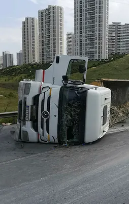 Başakşehir'de kaza! Trafik kilitlendi
