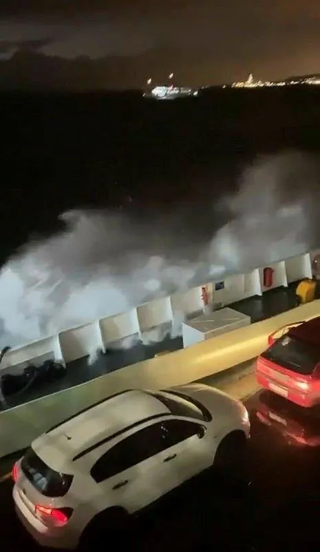 dalgalar-metrelerce-yukseldi-yalova-pendik-seferini-yapan-arabali-feribotta-korku-dolu-anlar-1669068053637.jpeg Dalgalar metrelerce yükseldi! Yalova- Pendik seferini yapan arabalı feribotta korku dolu anlar-2