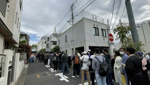 Tokyo Camisi'nde bayram namazı: Yoğun katılımı nedeniyle bayram namazı birkaç kez kılındı-2