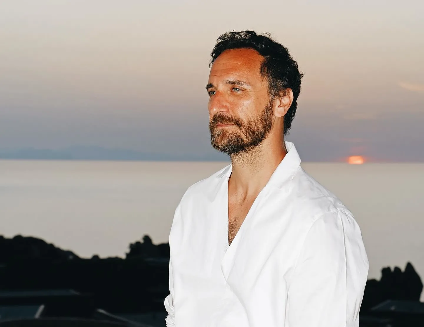 Oyuncu Fırat Çelik gizemli kız arkadaşıyla görüntülendi: Kameraları görünce yüzünü gizledi