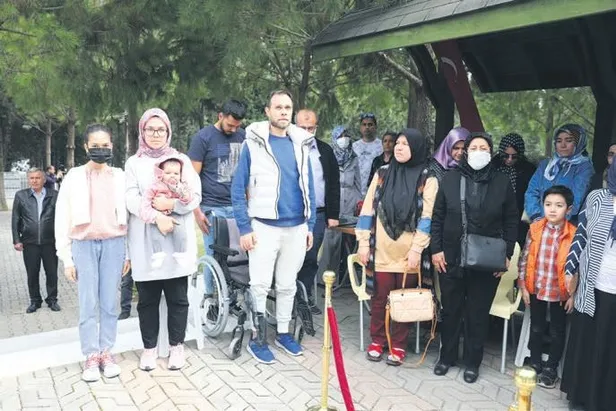 Şehitlikteki anma töreninde duygusal anlar: Tekerlekli sandalyesinde saygı duruşu için kalktı-2