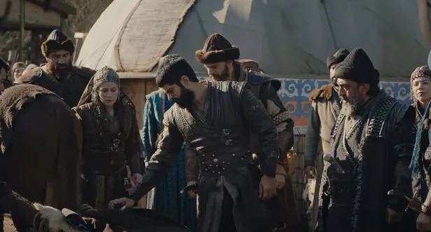 gaflete-kapilan-baltayi-tasa-vuruyor-kurulus-osman-44-bolum-fragmaninda-namertin-basireti-baglanacak-1612034066121.jpg Gaflete kapılan baltayı taşa vuruyor! Kuruluş Osman 44. bölüm fragmanında namertin basireti bağlanacak-12