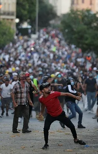 Lübnan'da tansiyon düşmüyor! Beyrut'ta güvenlik güçlerinden protestoculara müdahale