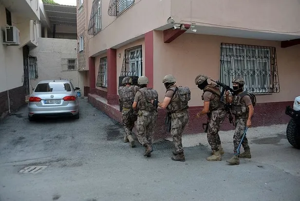 Son dakika: Adana’da eş zamanlı şafak baskını: Şüpheliler gözaltına alındı-1