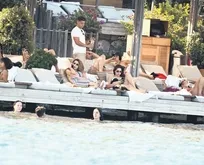 Cemre Baysal ve Öykü Çelik Bodrum’da güneş ve sohbet keyfi