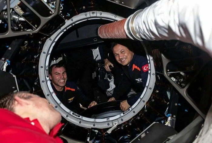 ilk-turk-astronot-alper-gezeravci-uzayda-namaz-ibadetini-nasil-yapacak-takvim-diyaneti-aradi-yonunu-dunyaya-do-1706048224002.jpeg İlk Türk astronot Alper Gezeravcı uzayda namaz ibadetini nasıl yapacak? TAKVİM Diyanet'i aradı: Yönünü dünyaya dönerek ibadetini yapabilecek-4