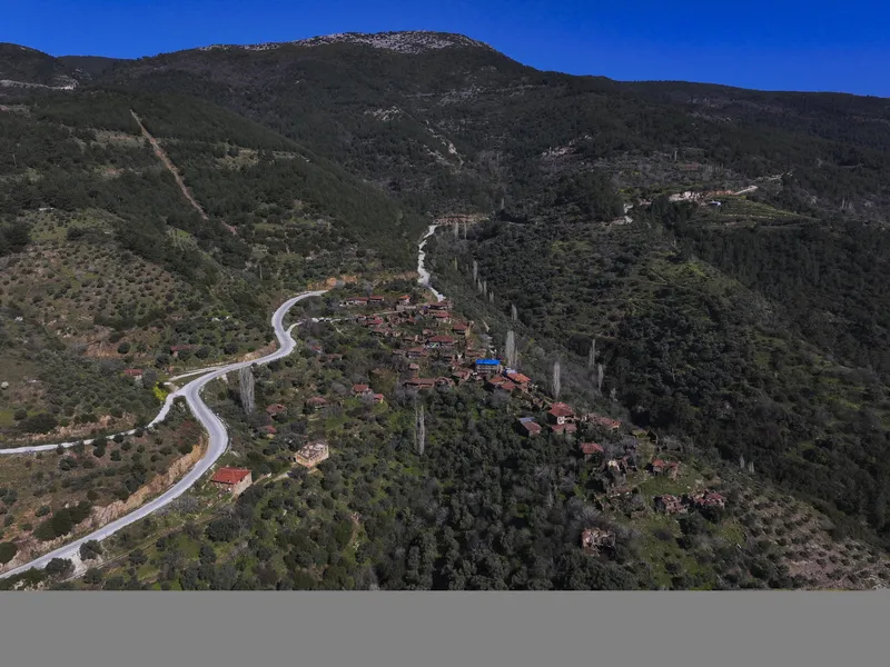 hayalet-koyde-sadece-3-evde-yasam-var-egenin-unutulan-cenneti-1776518147453.jpg Hayalet köyde sadece 3 evde yaşam var: Ege’nin unutulan cenneti-6