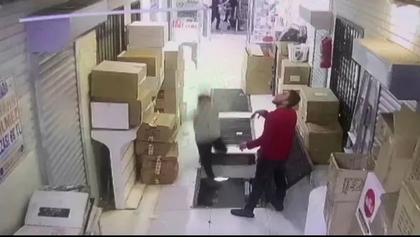 eminonunde-cep-telefonuna-bakarak-yuruyen-genc-izgaradan-asagi-dustu-telefonda-islerim-vardi-1645018621002.jpg Eminönü'nde cep telefonuna bakarak yürüyen genç ızgaradan aşağı düştü: Telefonda işlerim vardı-4