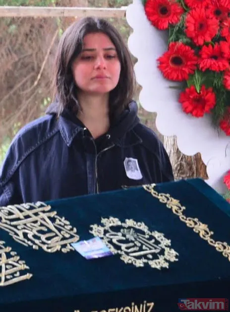 Babası 47 yaşında kan kanserinden hayatını kaybetmişti! Genç oyuncu Helin Kandemir'in babasının tabutu başında gözyaşlarına hakim olamadı - 7