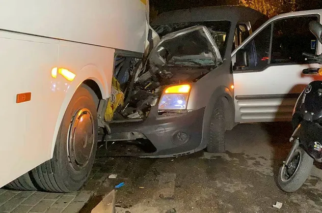 Bursa'da feci kaza! Kontrolden çıktı park halindeki otobüse çarptı