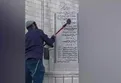 Batı Şeria'da balyozlu provokasyon! İsrailli vekil, asker korumasında anıt parçaladı