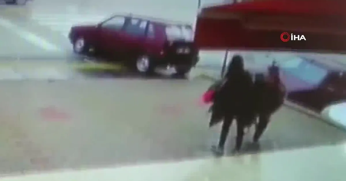 Otomobilin altında kalmaktan son anda kurtuldular! Yer: Ankara