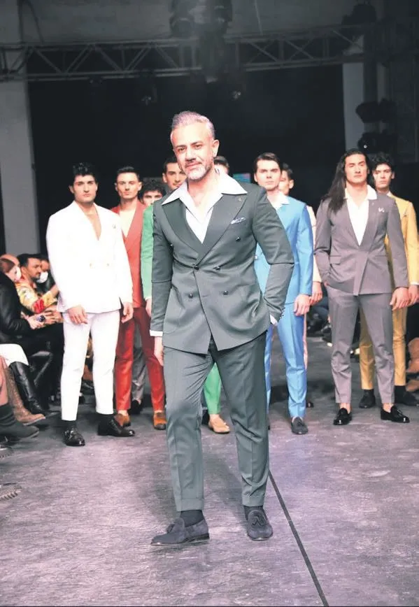 kar-istanbula-unlulerin-renkli-pozlari-sosyal-medyaya-dustu-burak-ozcivit-ve-fahriye-evcenden-damga-fotografla-1642966412886.jpeg Kar İstanbul'a ünlülerin renkli pozları sosyal medyaya düştü! Burak Özçivit ve Fahriye Evcen'den damga vuran fotoğraflar-16